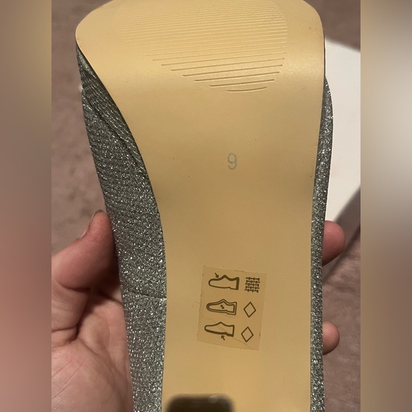 Silver high heels - Picture 3 of 3